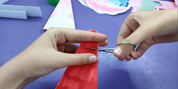Відріжте шматочок трикутної заготовки для внутрішньої частини верхньої половини голови Отрежьте кусочек треугольной заготовки для внутренней части верхней половины головы