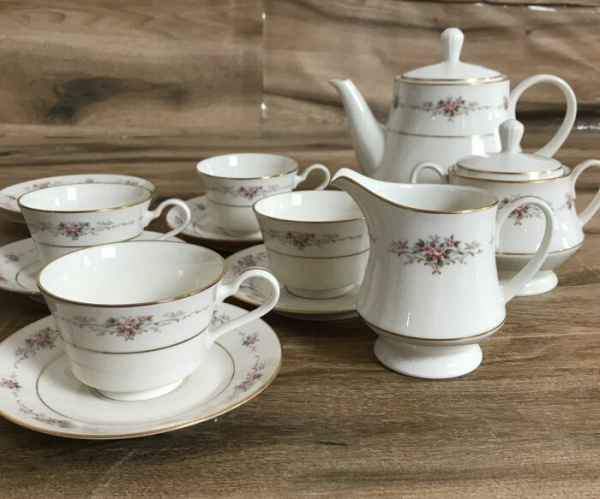 У Радянському Союзі про там сервіз мріяла практично кожна господиня. Фото: auctions.afimg.jp. В Советском Союзе о там сервизе мечтала практически каждая хозяйка. Фото: auctions.afimg.jp.