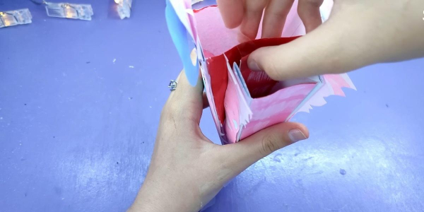 Склейте скотчем верхню та нижню деталі Как сделать дракона из бумаги на руку: склейте скотчем верхнюю и нижнюю детали головы