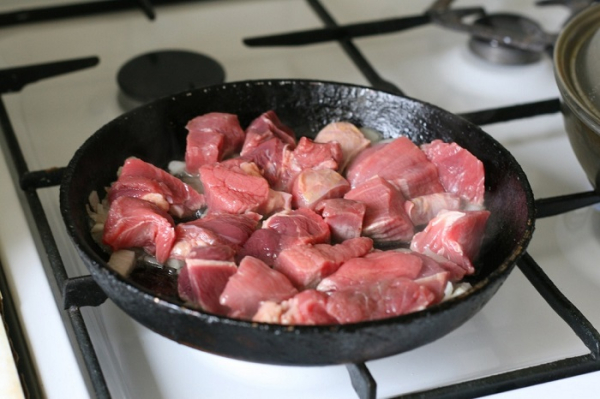Не кладіть на сковороду дуже багато м'яса. / Фото: 1000.menu Не кладите на сковороду слишком много мяса. / Фото: 1000.menu