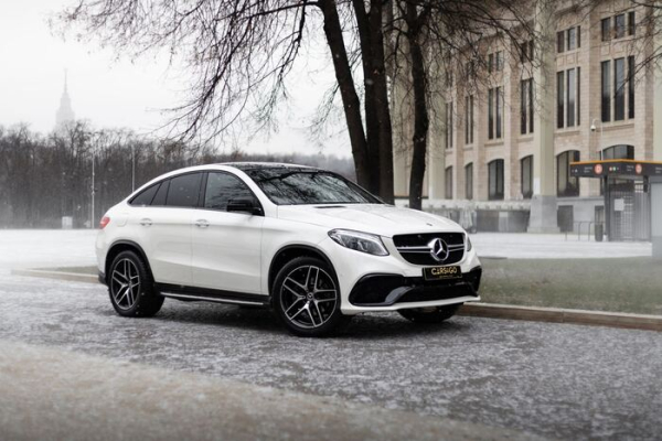 У Mercedes-Benz GLE зручно мандрувати усією родиною/ Фото: arendacar.ru В Mercedes-Benz GLE удобно путешествовать всей семьей/ Фото: arendacar.ru