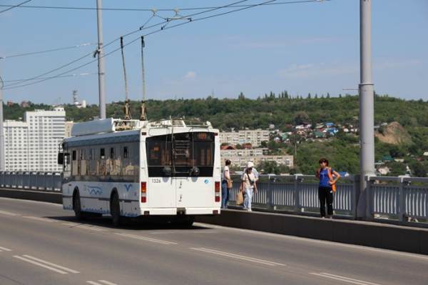 Тролейбус їздить мостами без проблем, навіть якщо він не цілісний. /Фото: sarinform.ru Троллейбус ездит по мостам без проблем, даже если он не целостный. /Фото: sarinform.ru