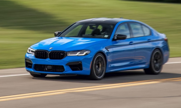 BMW M5 2023 року, машина з особливим характером / Фото: caranddriver.com BMW M5 2023 года, машина с особым характером/ Фото: caranddriver.com