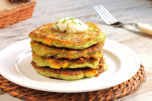 До складу таких оладок можуть входити будь-які овочі. / Фото: lefood.menu В состав таких оладий могут входить любые овощи. / Фото: lefood.menu