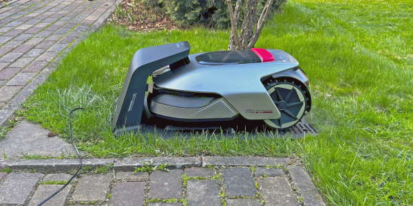 Dreame Roboticmower A1 на зарядці Зарядная база Dreame Roboticmower A1