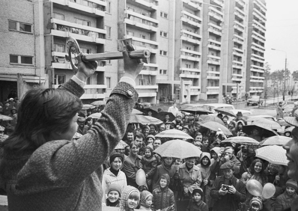 Відкриття нового кооперативного будинку у 1980-ті. /Фото: realty.rbc.ru. Открытие нового кооперативного дома в 1980-е. /Фото: realty.rbc.ru.