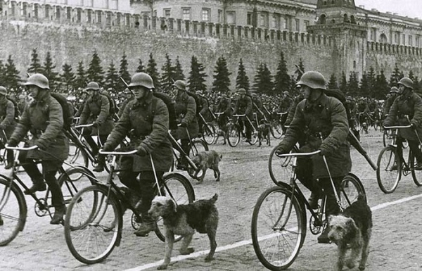 Самокатники у складі радянської Червоної армії на параді у Москві 1938 року. /Фото: ru.wikipedia.org Самокатчики в составе советской Красной армии на параде в Москве в 1938 году. /Фото: ru.wikipedia.org