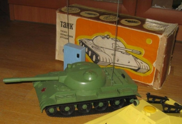 Танк на радіокеруванні був ніби іграшкою іншого технологічного рівня. /Фото: back-in-ussr.com Танк на радиоуправлении был будто игрушкой другого технологического уровня. /Фото: back-in-ussr.com