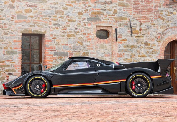 Pagani Zonda Revolucion 2013 коштує близько 2,4 млн доларів/ Фото: carsdb.ru Pagani Zonda Revolucion 2013 стоит порядка 2,4 млн долларов/ Фото: carsdb.ru