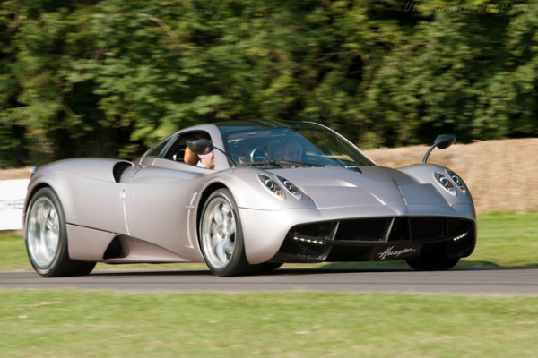 Pagani Huayra обладнана двигуном V-12/ Фото: ultimatecarpage.com Pagani Huayra оборудована мотором V-12/ Фото: ultimatecarpage.com