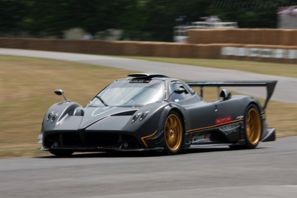 Pagani Zonda R 2009 року обтічна, як боліди Формули-1/ Фото: ultimatecarpage.com Pagani Zonda R 2009 года обтекаема, как болиды Формулы-1/ Фото: ultimatecarpage.com