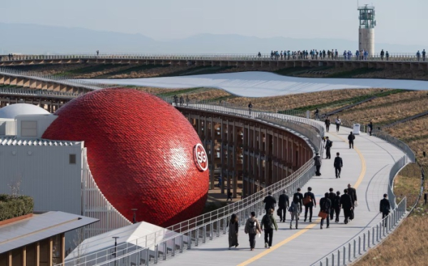 З найвищої точки Sky Walk можна побачити всю округу (Grand Ring, Осака). | Фото: nippon.com. С самой высокой точки Sky Walk можно увидеть всю округу (Grand Ring, Осака). | Фото: nippon.com.