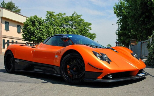 Pagani Zonda F 2005 забезпечена мотором потужністю 602 л. Pagani Zonda F 2005 года снабжена мотором мощностью 602 л. с./ Фото: carsdb.ru