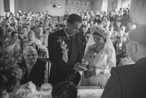 Радянське весілля гуляли всім натовпом. Советскую свадьбу гуляли всей толпой. Фото: images.clstorage.net.