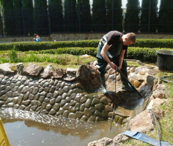 Прибирання водойми / Фото: viimiracula.ru Уборка водоёма /Фото:viimiracula.ru