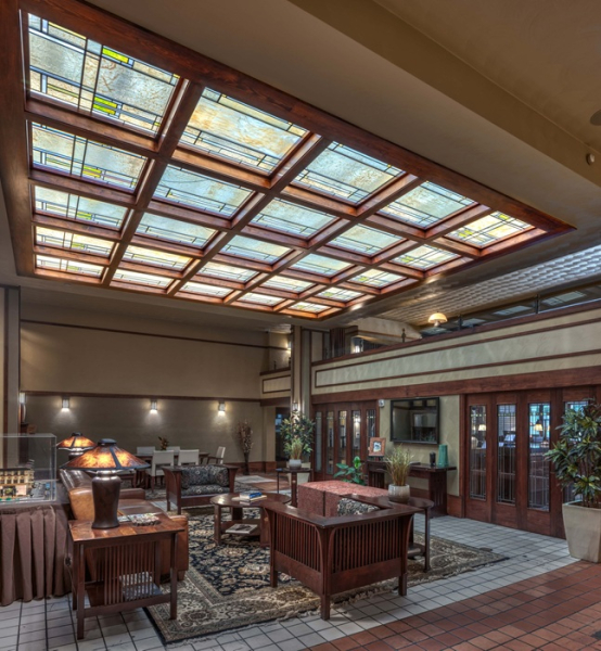 Зона відпочинку під скляною стелею в Park Inn (Мейсон-Сіті, штат Айова). | Фото: apizm.com. Зона отдыха под стеклянным потолком в отеле Park Inn (Мейсон-Сити, штат Айова). | Фото: apizm.com.
