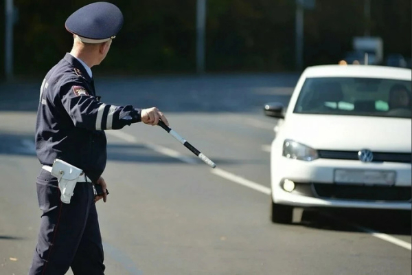 Зупинка автомобіля на вимогу співробітника ДІБДР/ Фото: kardanbalans.ru Остановка автомобиля по требованию сотрудника ГИБДД/ Фото: kardanbalans.ru