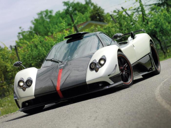 Pagani Zonda Cinque 2008 року коштує близько 1,5 млн доларів / Фото: auto.vercity.ru Pagani Zonda Cinque 2008 года стоит около 1,5 млн долларов/ Фото: auto.vercity.ru