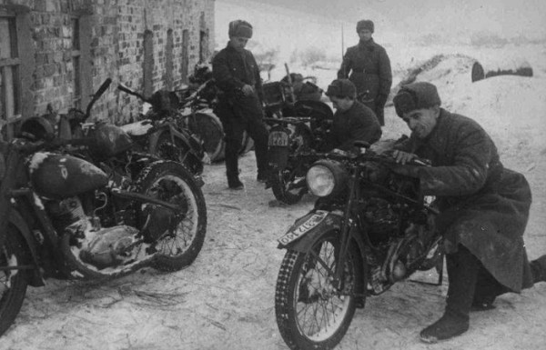 Посильні, ризикуючи своїм життям, рятували цілі підрозділи. / Фото: topwar.ru Посыльные, рискуя своей жизнью, спасали целые подразделения. / Фото: topwar.ru