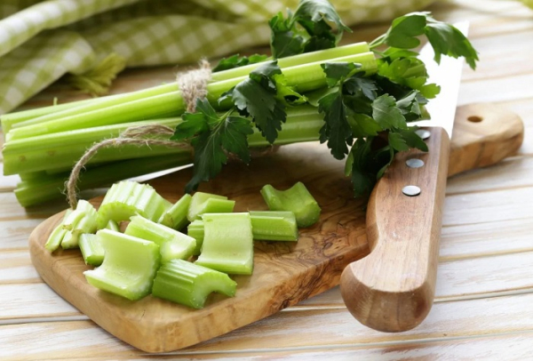 Зріжте нижні кінці селери. / Фото: vegetables.co.nz Срежьте нижние концы сельдерея. / Фото: vegetables.co.nz