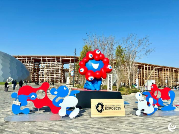 Талісман Osaka 2025 Expo М'яку-М'яку перед центральним входом на «Велике кільце». | Фото: archpaper.com. Талисман Osaka 2025 Expo Мьяку-Мьяку перед центральным входом на «Большое кольцо». | Фото: archpaper.com.