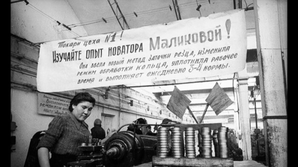 Жінки та чоловіки працювали не покладаючи рук. Женщины и мужчины трудились не покладая рук. Фото: bronk.club.