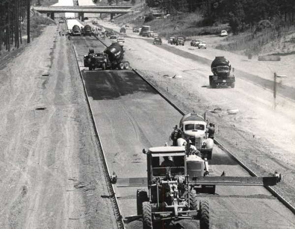 Будівництво Шосе 66, 1920-ті роки. /Фото: drive2.ru Строительство Шоссе 66, 1920-е гг. /Фото: drive2.ru