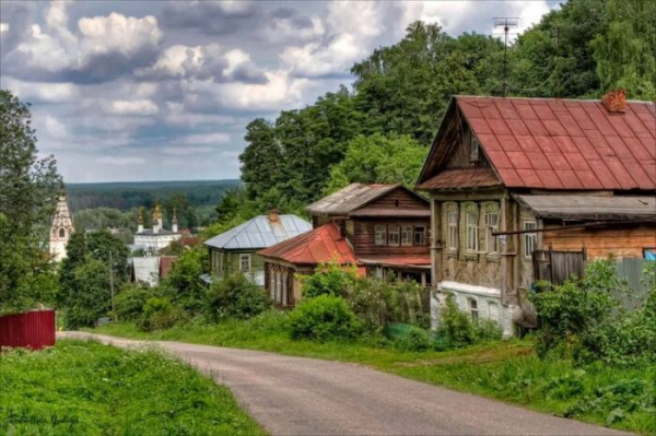 В России всё еще хватает вполне себе симпатичных деревушек. /Фото: Pinterest.