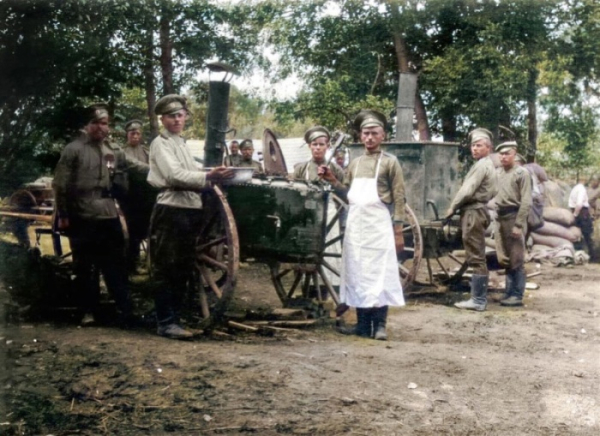 На початку війни годувати стали краще. /Фото: ВКонтакте. В начале войны кормить стали лучше. /Фото: ВКонтакте.