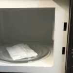 Навіщо гріти в мікрохвильовій печі вологі серветки і ще 5…