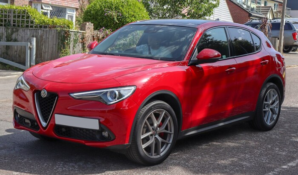 Alfa Romeo Stelvio зберігає спортивність в екстер'єрі/ Фото: wikimedia.org Alfa Romeo Stelvio сохраняет спортивность в экстерьере/ Фото: wikimedia.org