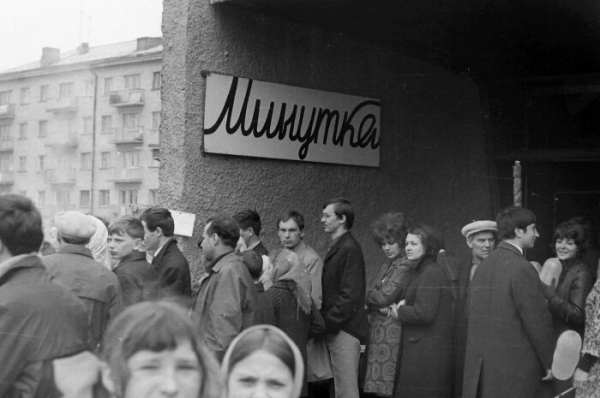 В Минутку всегда толпились очереди, особенно за шашлыками.  Фото: pastvu.com.