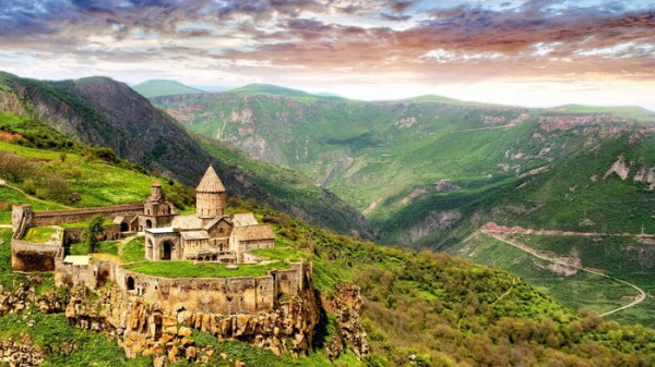 Вірменія сповнена історичними пам'ятками/ Фото: tourweek.ru Армения полна исторических достопримечательностей/ Фото: tourweek.ru