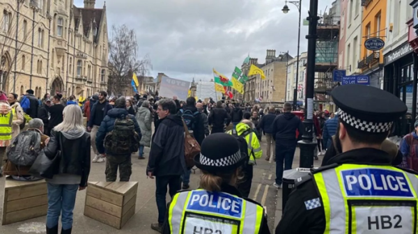 Протест жителів Оксфорда проти ідеї 15-хвилинного міста. /Фото: static.euronews.com Протест жителей Оксфорда против идеи 15-минутного города. /Фото: static.euronews.com
