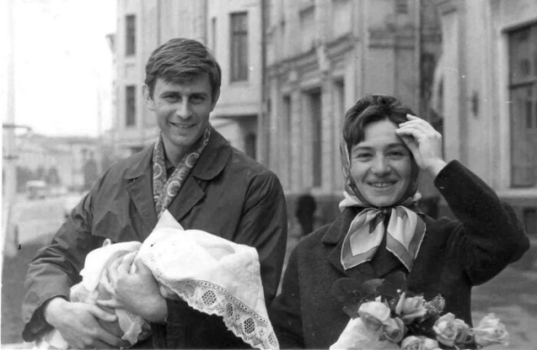 Влада всіляко намагалася заохотити сім'ї, які мали дітей. Фото: bing.com. Власть всячески старалась поощрить семьи, у которых были дети. Фото: bing.com.