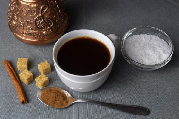 Крім солі в каві можна додати корицю та тростинний цукор. / Фото: coffeefan.info Кроме соли в кофе можно добавить корицу и тростниковый сахар. / Фото: coffeefan.info