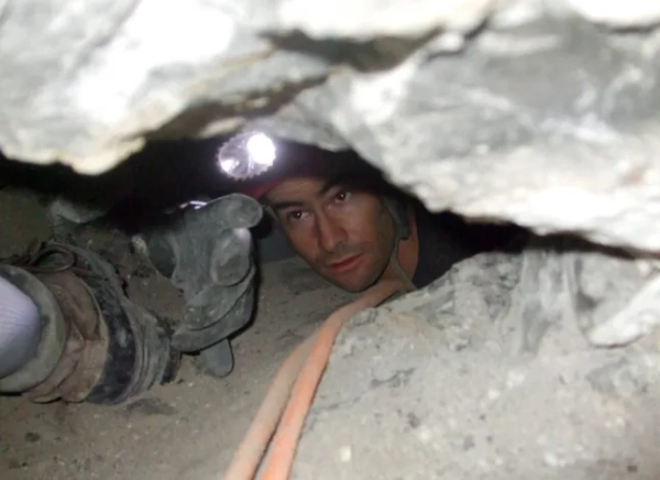 Рятувальник з рятувальної служби Utah Cave Rescue працює над звільненням Джона Джонса з глибини печери Nutty Patty. Джонс помер, застрягши в ущелині понад 27 годин (Фото: Офіс шерифа округу Юта). Фотографії надані Офісом шерифа округу Юта.