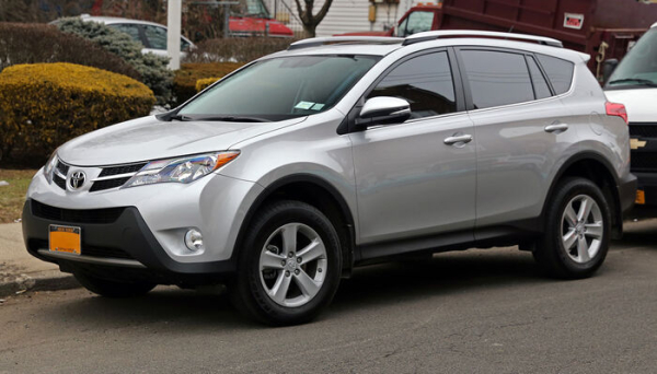 Toyota RAV4 2013 года, надежный и ликвидный