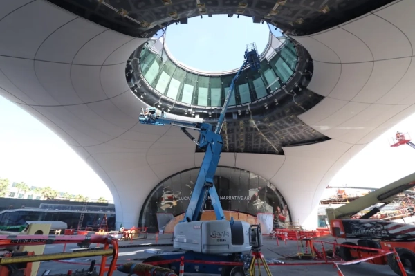 Центральна частина комплексу є навісом над площею (Lucas Museum of Narrative Art). Центральная часть комплекса является навесом над общественной площадью (Lucas Museum of Narrative Art).