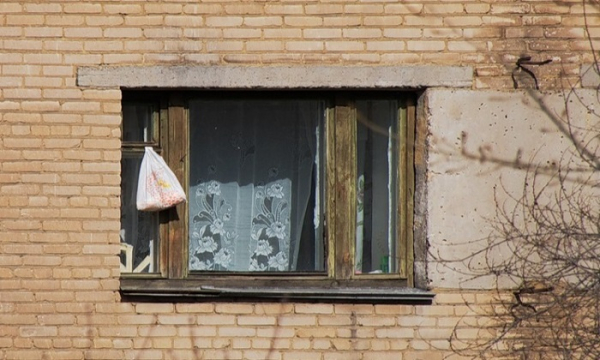 Продукти у пакеті вивішували за вікно Продукты в пакете вывешивали за окно