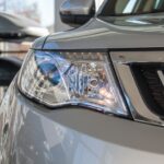 Чому не можна мити автомобільні фари звичайною водою: що бачать…