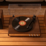 Crosley випустила вініловий ретро-програвач C65 з Bluetooth та колонками в…