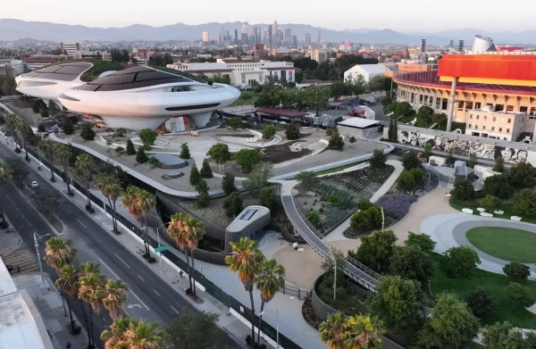 Озелененню прилеглої території Lucas Museum of Narrative Art приділили особливу увагу. Озеленению прилегающей территории Lucas Museum of Narrative Art уделили особое внимание.