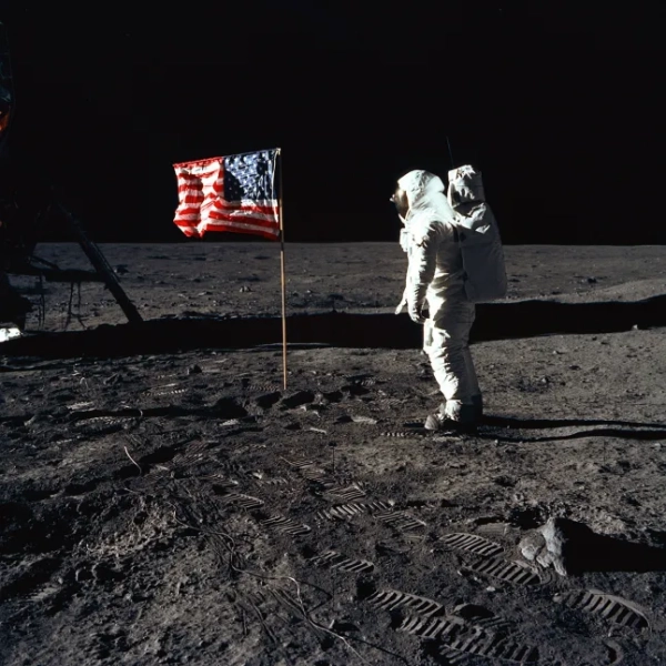Базз Олдрін та прапор США на Місяці, 1969 рік. Астронавт Базз Олдрін, пілот місячного модуля першої місії висадки на Місяць, позує для фотографії поруч із розгорнутим прапором Сполучених Штатів під час виходу у відкритий космос (EVA) місії «Аполлон-11» на поверхні Місяця. Місячний модуль (LM) знаходиться ліворуч, а сліди астронавтів чітко видно на ґрунті Місяця. Астронавт Ніл А. Армстронг, командир, зробив цей знімок за допомогою 70-мм камери Hasselblad для сканування місячної поверхні. Поки астронавти Армстронг та Олдрін спускалися на LM, «Орел», щоб дослідити регіон Моря Спокою на Місяці, астронавт Майкл Коллінз, пілот командного модуля, залишався з командно-сервісним модулем (CSM) «Колумбія» на місячній орбіті. Художник Ніл Армстронг. (Фото Heritage Space/Heritage Images via Getty Images)
