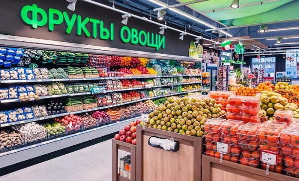 Овощи и фрукты находятся при входе в супермаркет