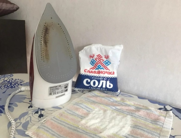 Насипте сіль на рушник і погладьте його Насыпьте соль на полотенце и погладьте его