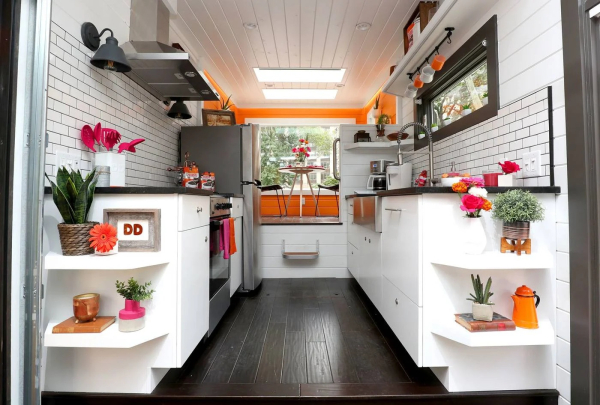 Зона вітальні знаходиться на подіумі (Tiny House Fueled by Dunkin' Donuts). Зона гостиной располагается на подиуме (Tiny House Fueled by Dunkin' Donuts).