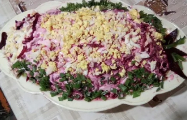 Оселедець під шубою завжди був на радянських столах. Селедка под шубой всегда была на советских столах.