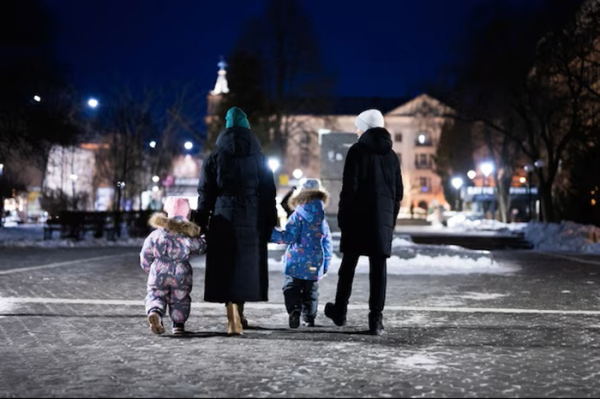 Гуляйте перед сном всією родиною - краще спатимете. Гуляйте перед сном всей семьёй - будете лучше спать.