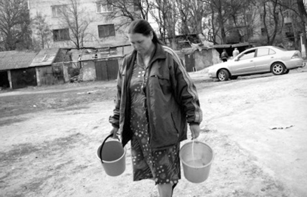 Встретить прохожего с пустыми ведрами - к бедности.